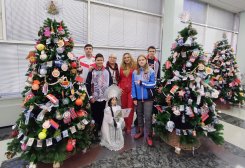 Выставку "Фейерверк новогодних игрушек" посетили дети из г. Алчевск